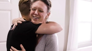 Dee Williams in reality romantic kissing